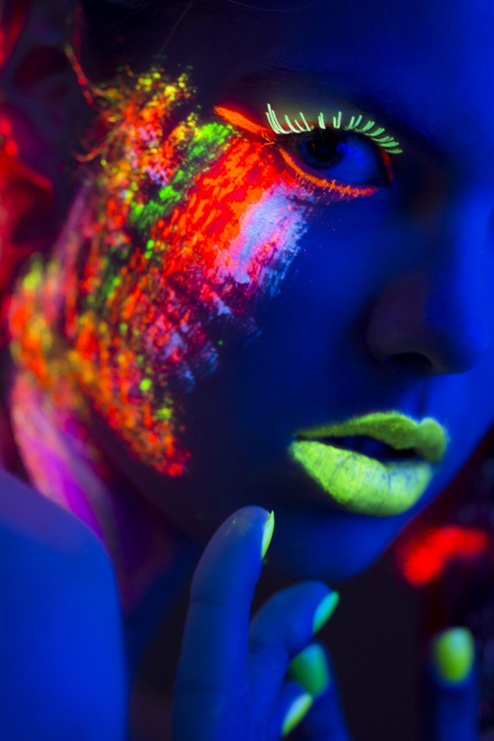 Maquillage fluorescent pour Halloween 2022 : idées géniales pour briller  dans le noir comme une star !