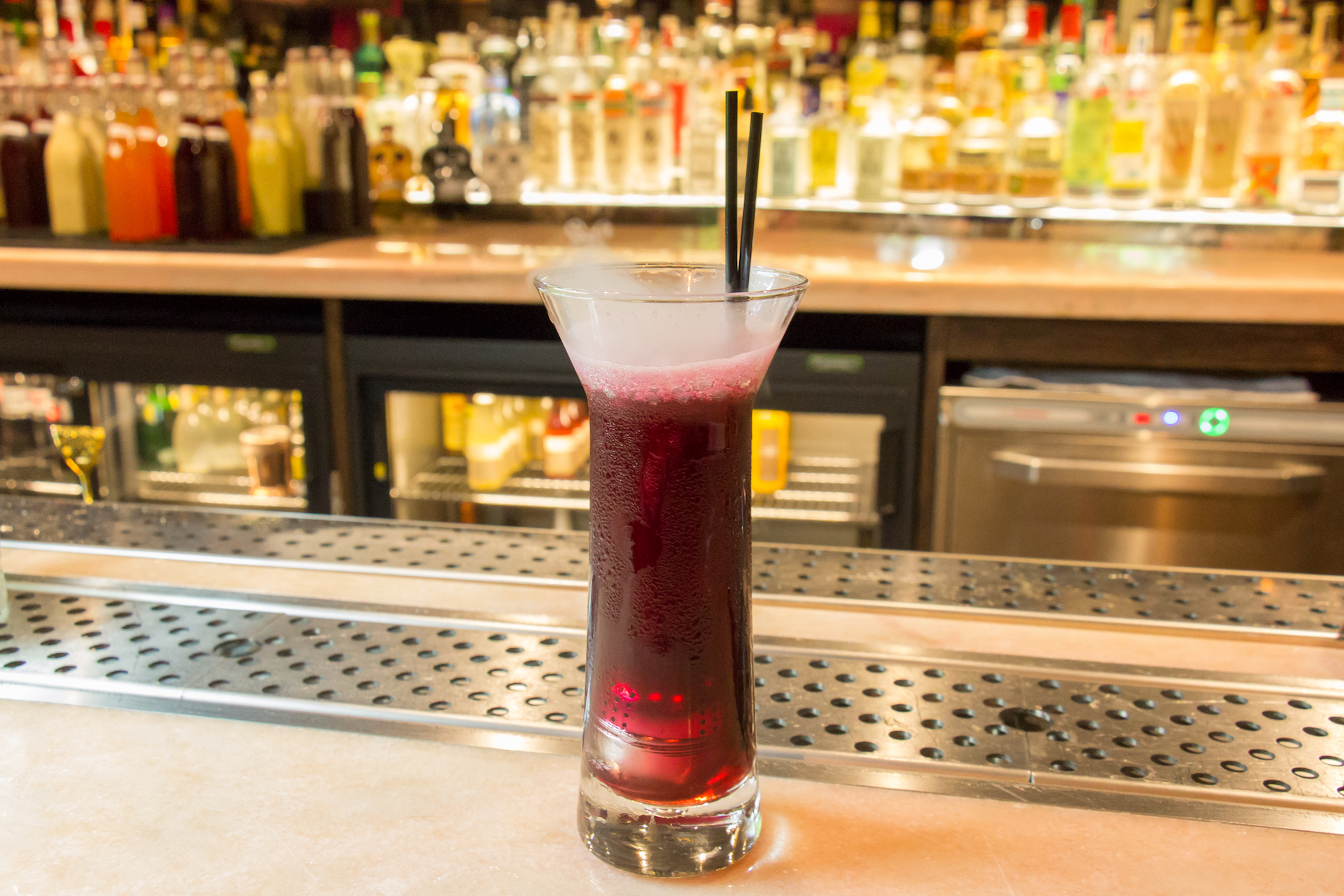 Cocktails Alcoolisés Rouges Avec De La Neige Carbonique Sur Le Comptoir Du  Bar