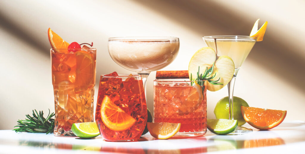 Cocktails Alcoolisés Rouges Avec De La Neige Carbonique Sur Le Comptoir Du  Bar