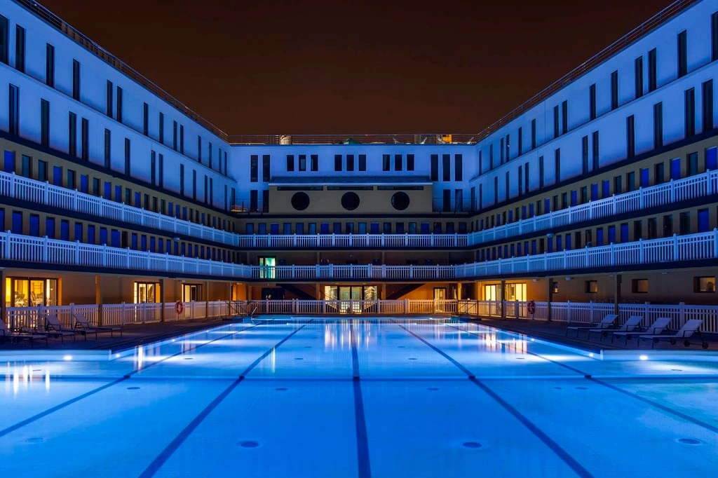 5 piscines pour nager la nuit à Paris