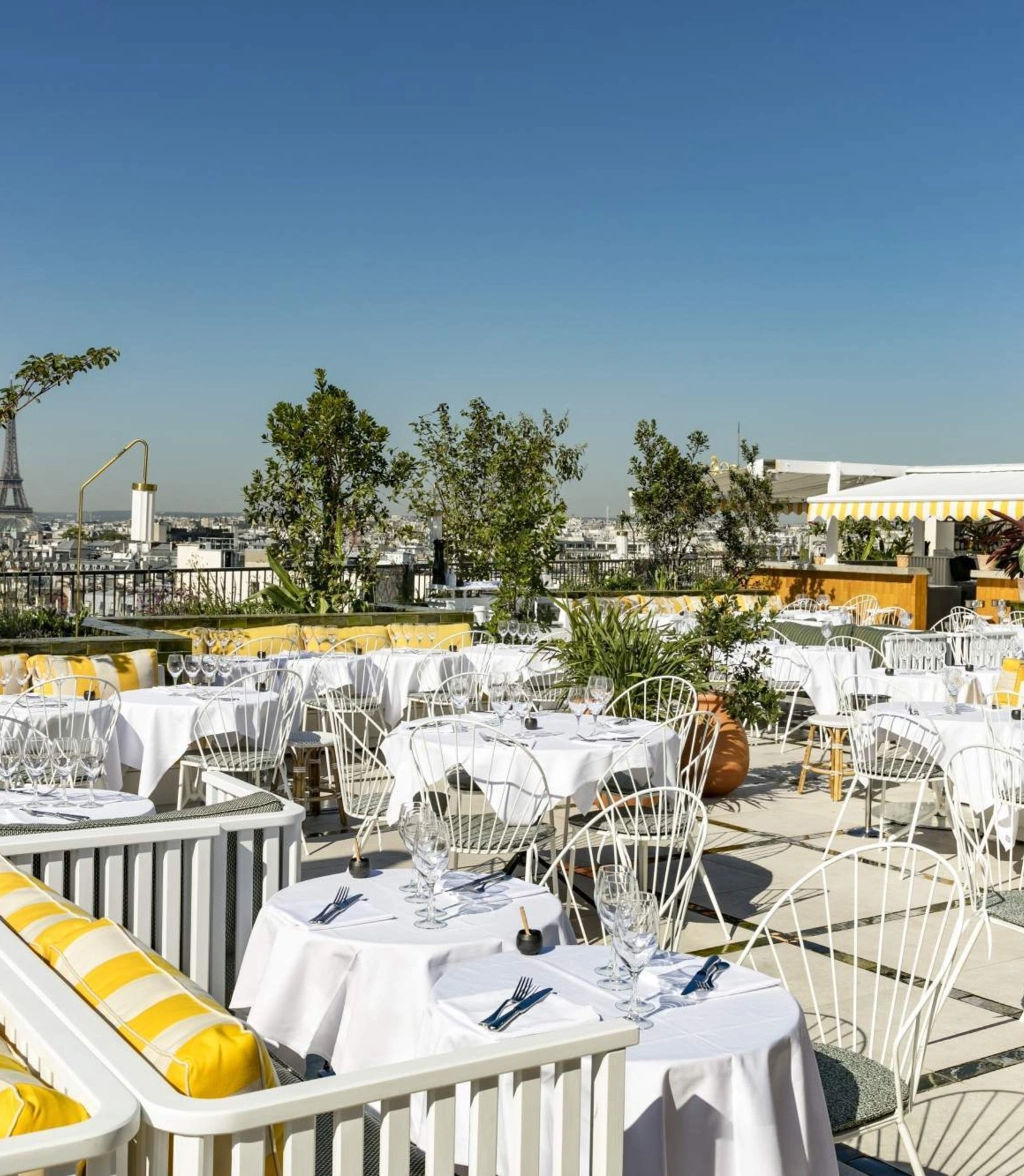Rooftop bars insolites : où aller pour un afterwork aérien à Paris ?