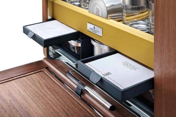 La malle à cocktails estampillée Rolls-Royce.