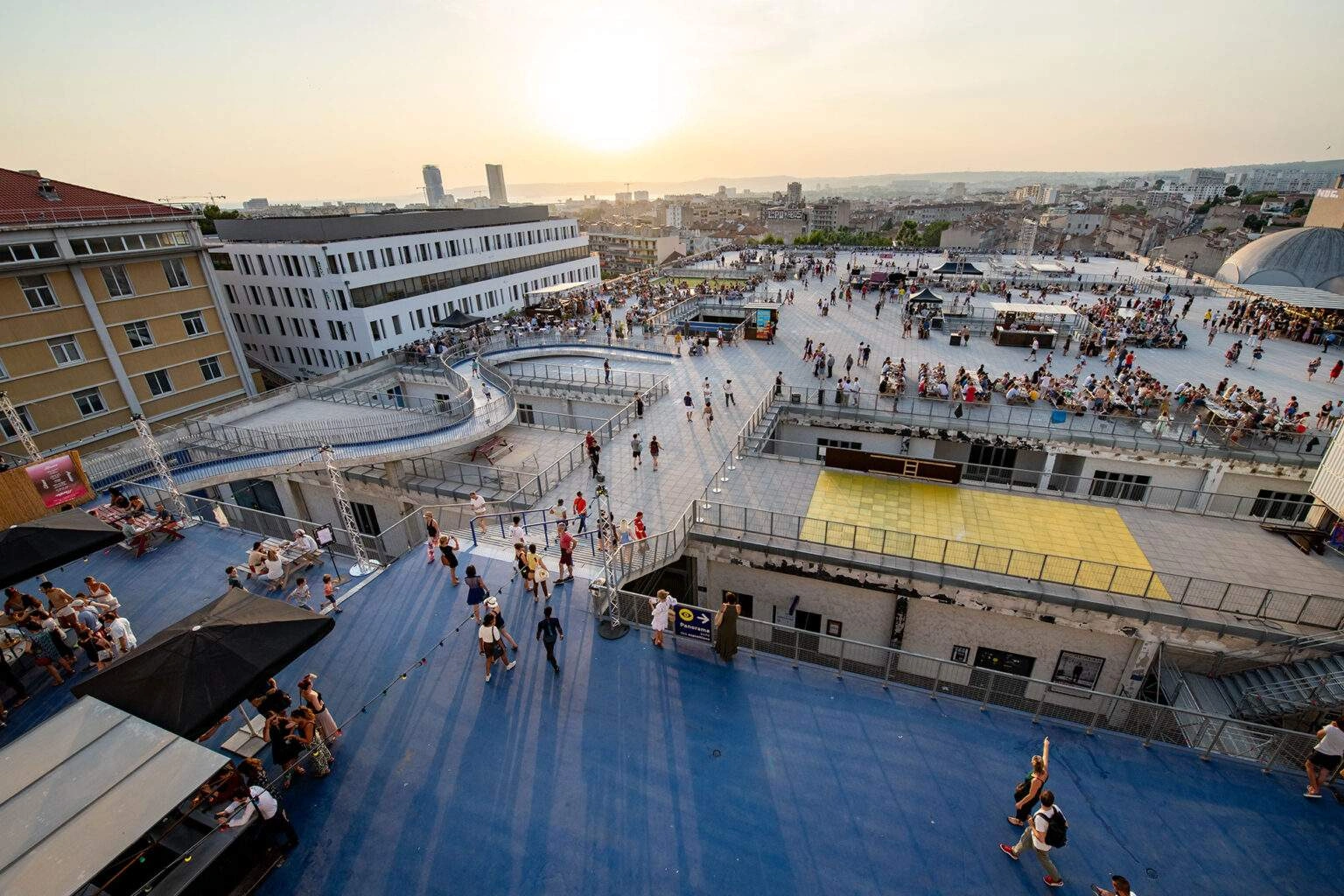 Le toit-terrasse de La Friche de La Belle de Mai à Marseille