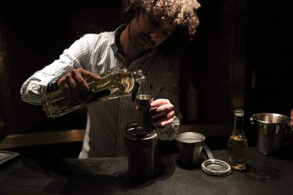 La préparation du cocktail The Garden Tulip du Germain Club Paradisio – Photo 2