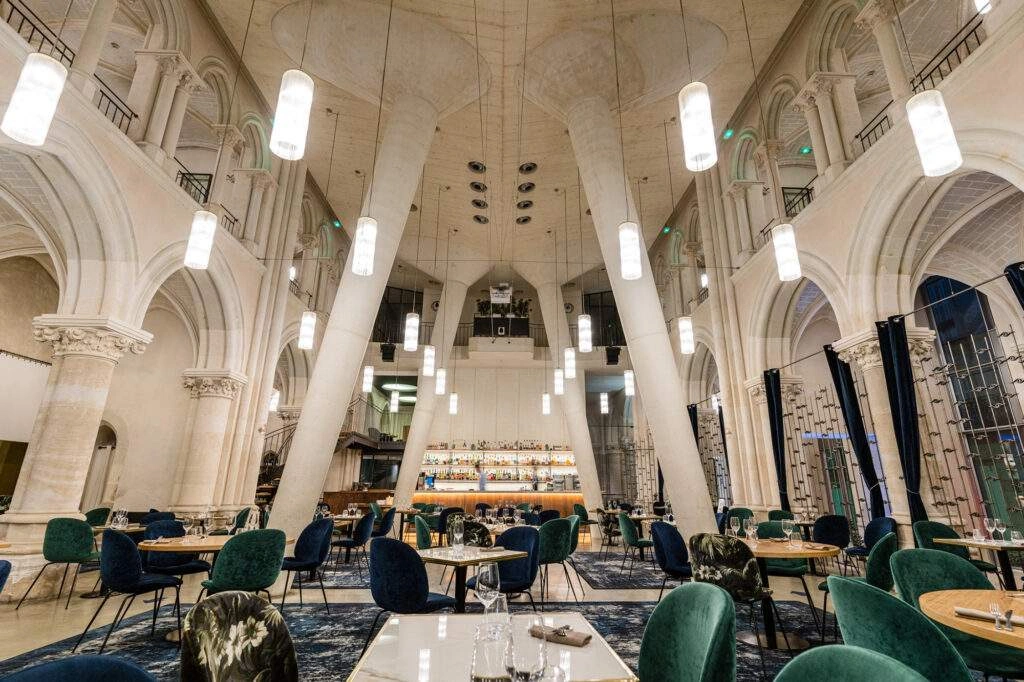 L’incroyable intérieur du restaurant bar Les Archives à Poitiers