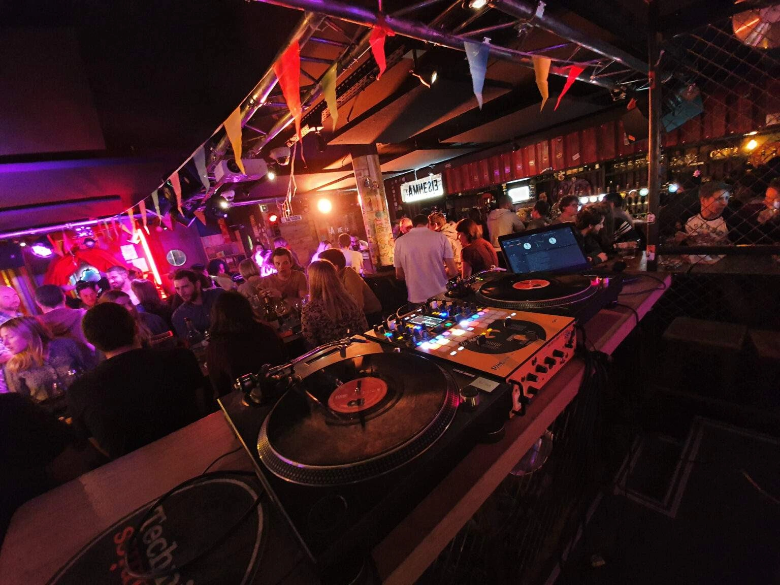 L’ambiance du bar L’Amnésie à Annecy