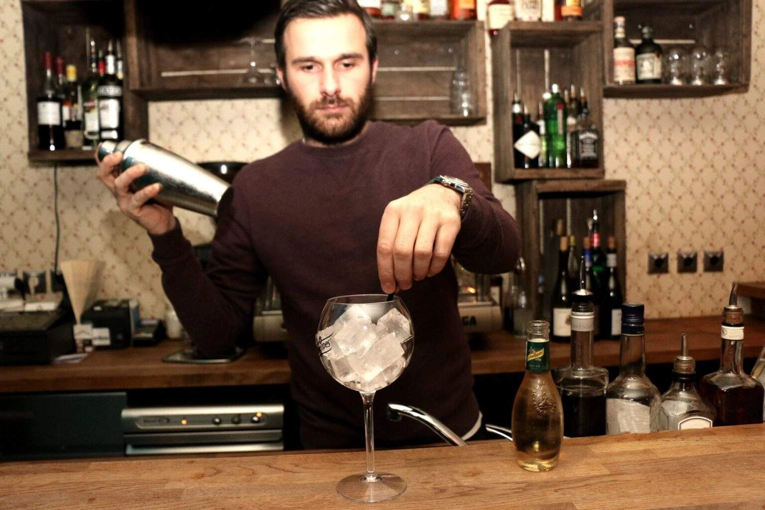 La préparation du cocktail Villa Wasa.