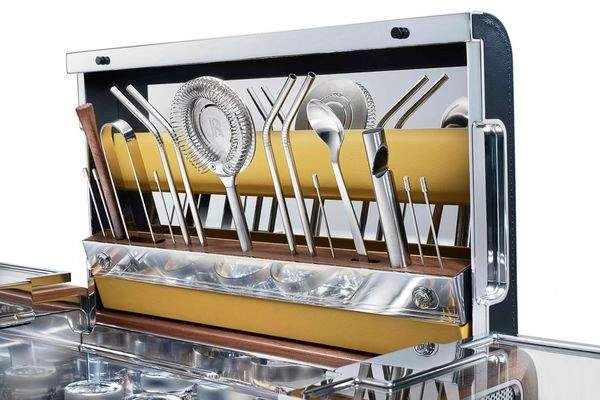 Le coffret complet signé Rolls-Royce.