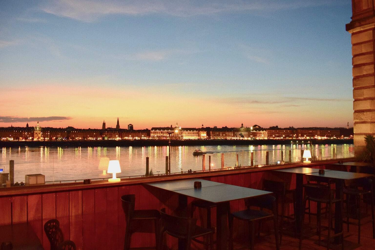 Vue de la terrasse du Siman avec la Place de la Bourse à Bordeaux