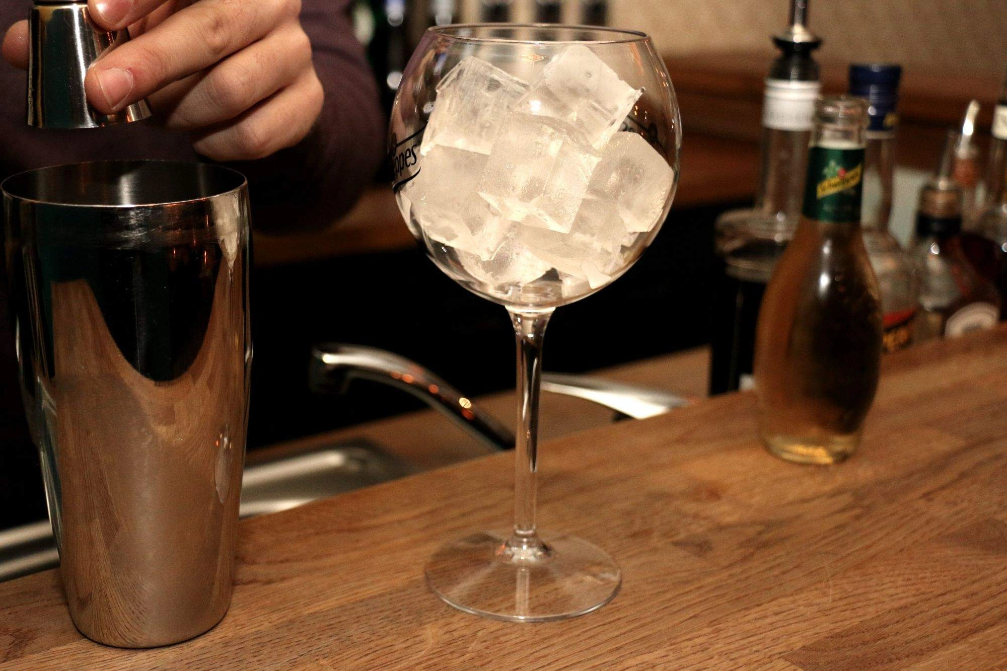 La préparation du cocktail Villa Wasa.