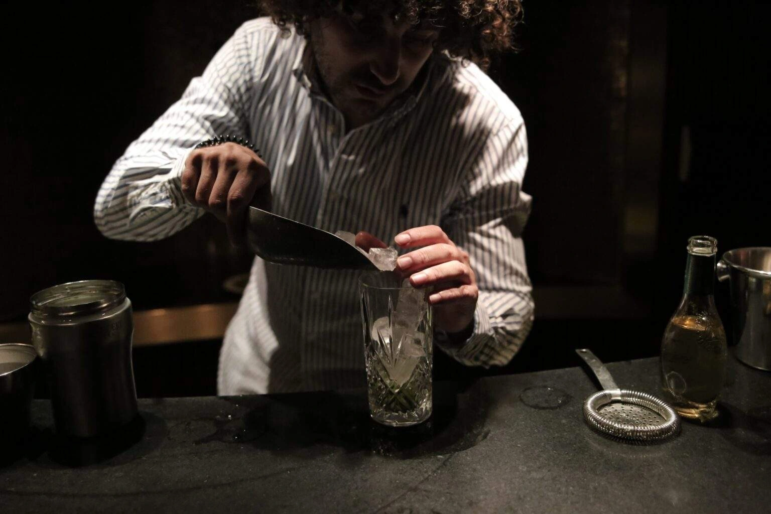 La préparation du cocktail The Garden Tulip du Germain Club Paradisio – Photo 11