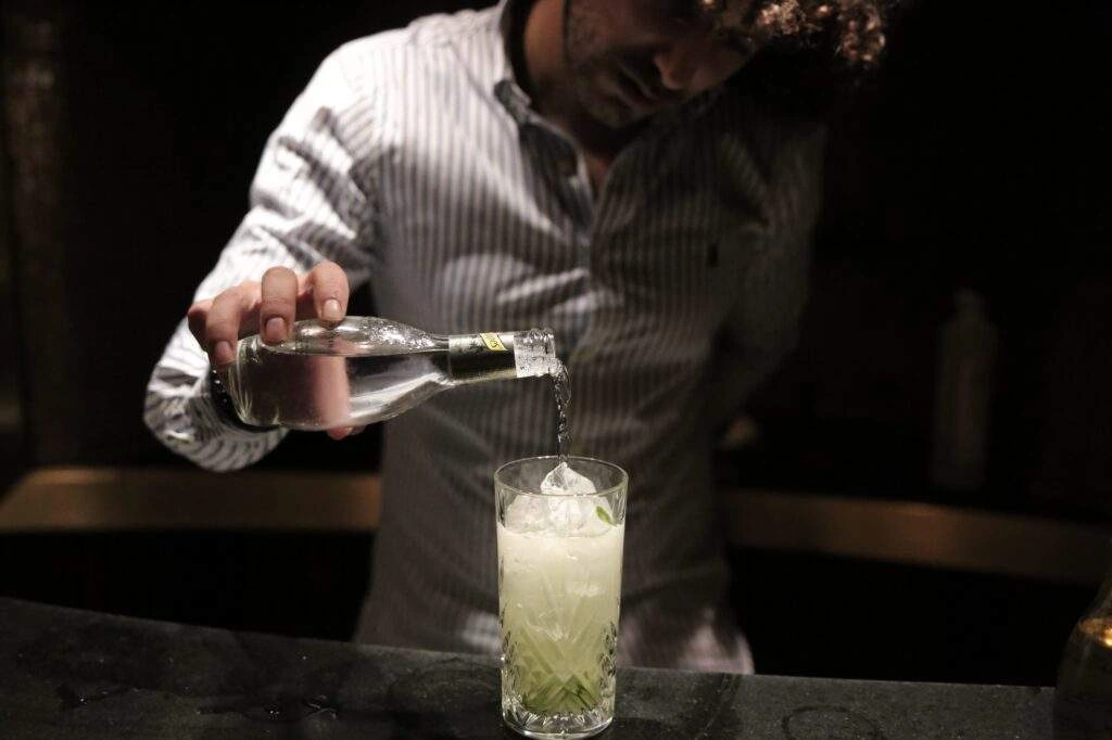 La préparation du cocktail The Garden Tulip du Germain Club Paradisio – Photo 13