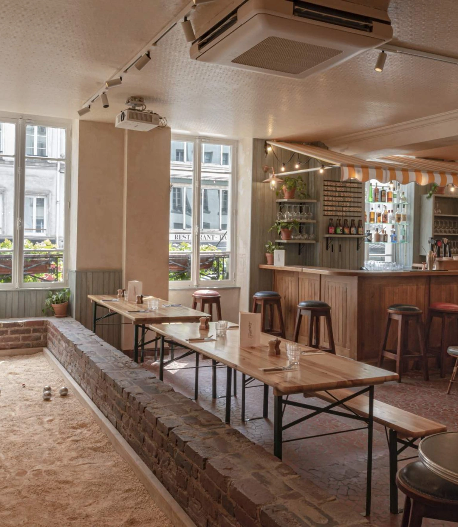 Cinq bars insolites sur Paris pour s’amuser avec vos amis