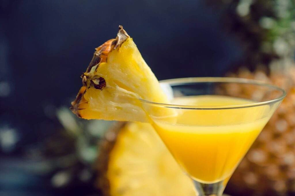 Le Flirtini, un cocktail au champagne et à l’ananas.