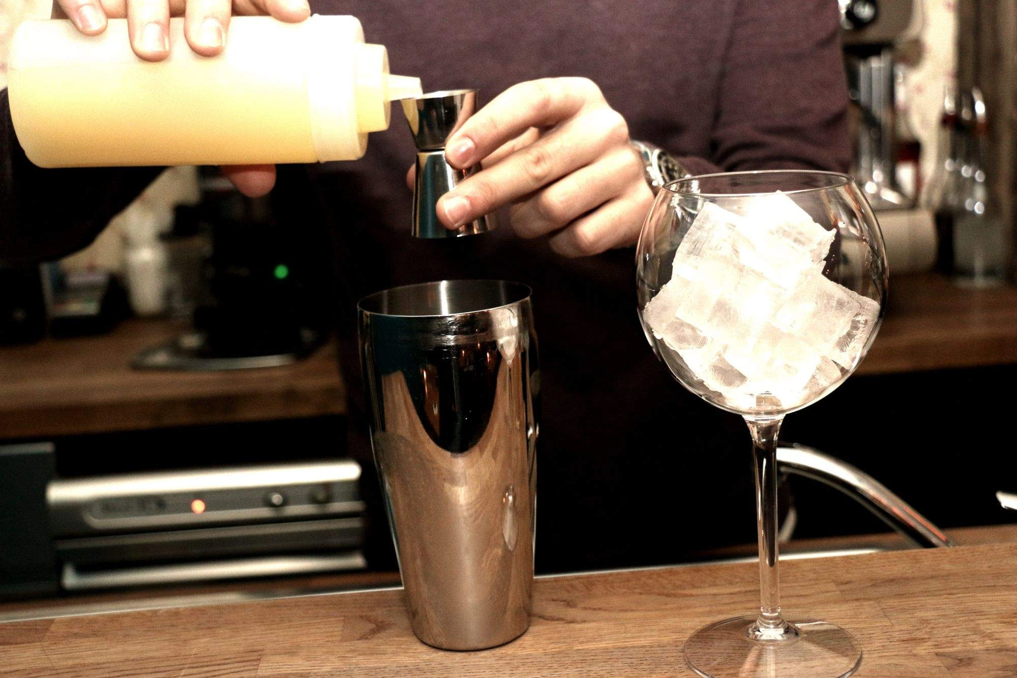 La préparation du cocktail Villa Wasa.