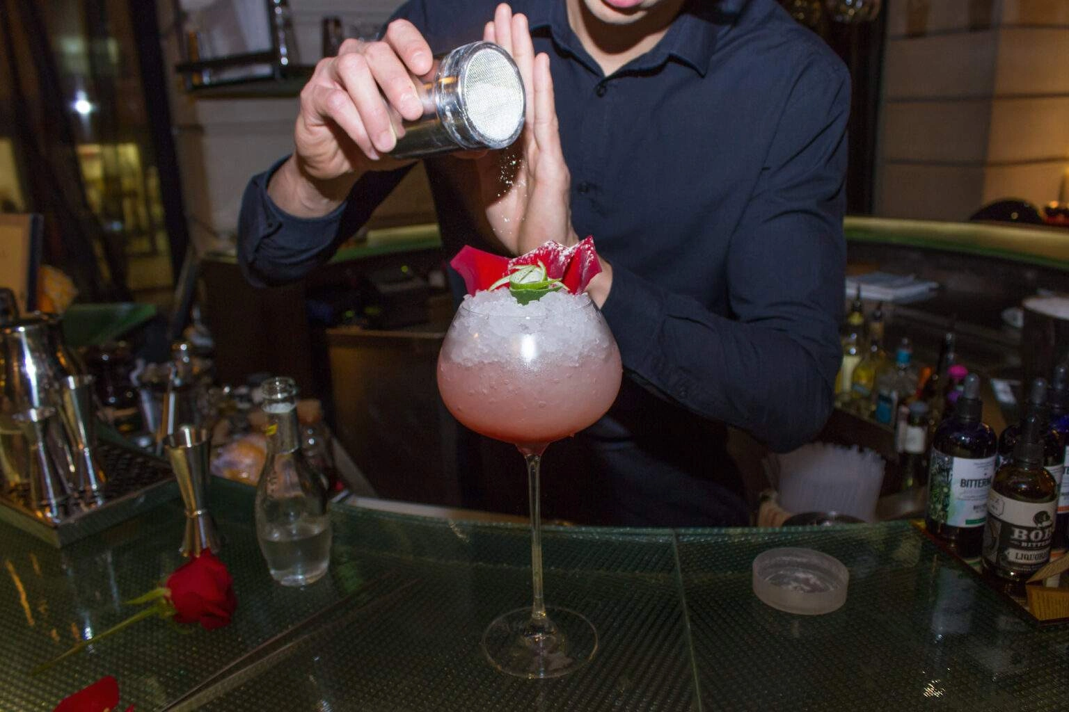 La préparation du Blush Me Up, un cocktail sans alcool du LolaBar