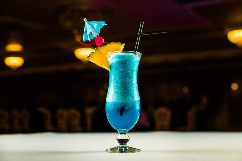 Le Swimming Pool, un cocktail bleu à base de rhum et vodka