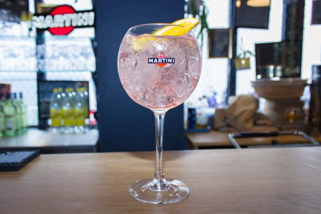 Le Martini Rosato & Schweppes Tonic