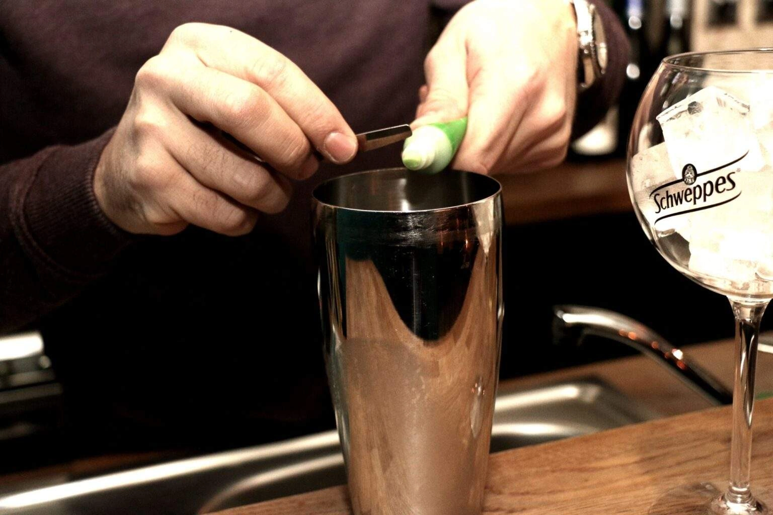 La préparation du cocktail Villa Wasa.