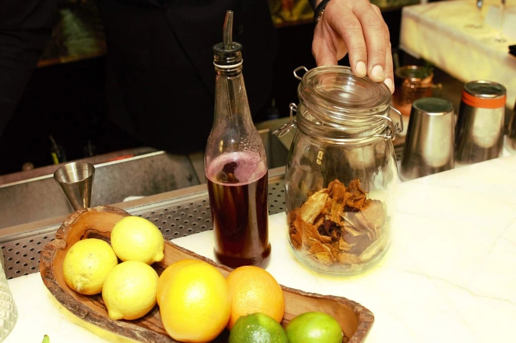 Astuce cocktail : réaliser un sirop de thé fruits rouges, hibiscus et agrumes