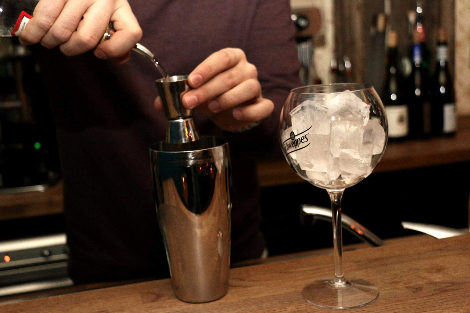 La préparation du cocktail Villa Wasa.