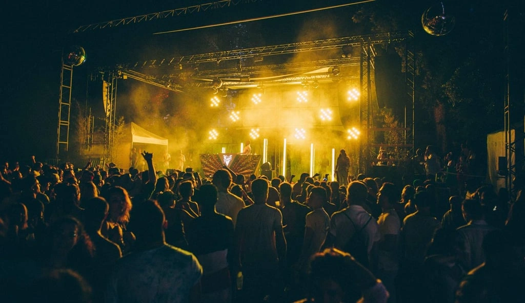 La Crème Festival : amour, musique et pieds dans l’eau avec Villa Schweppes