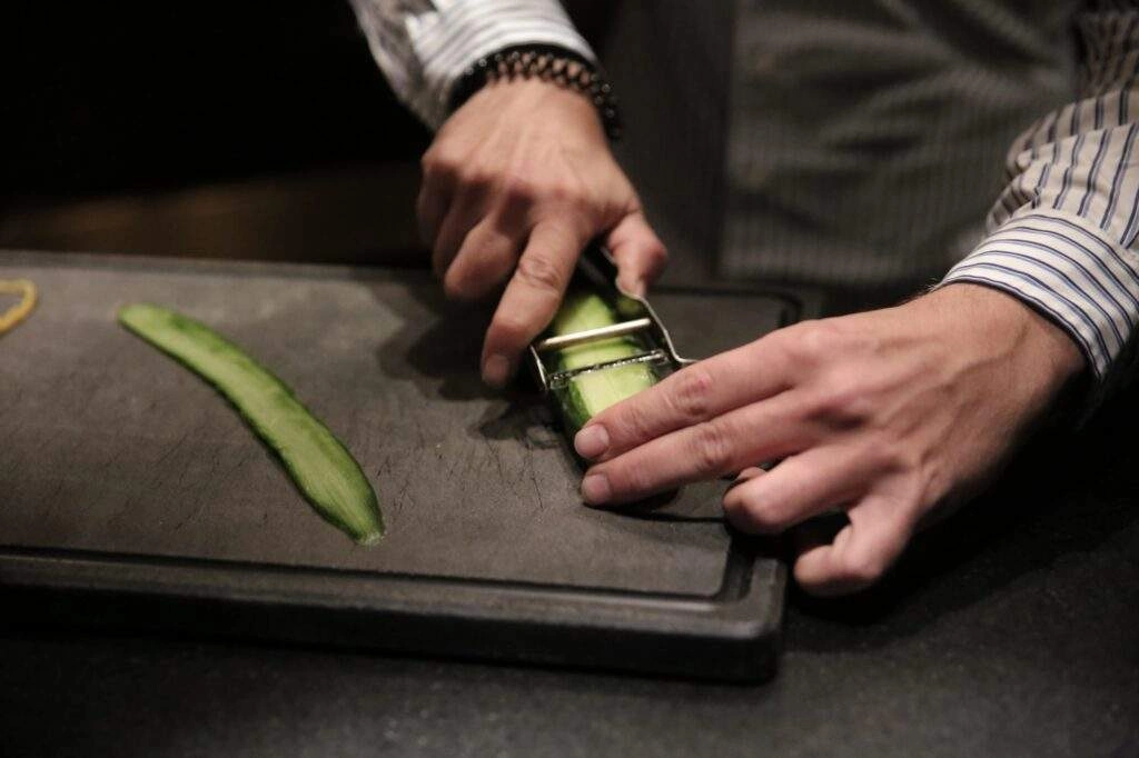 La préparation du cocktail The Garden Tulip du Germain Club Paradisio – Photo 3