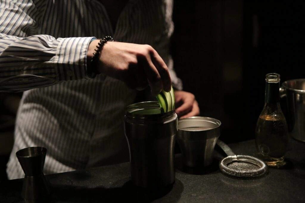 La préparation du cocktail The Garden Tulip du Germain Club Paradisio – Photo 4