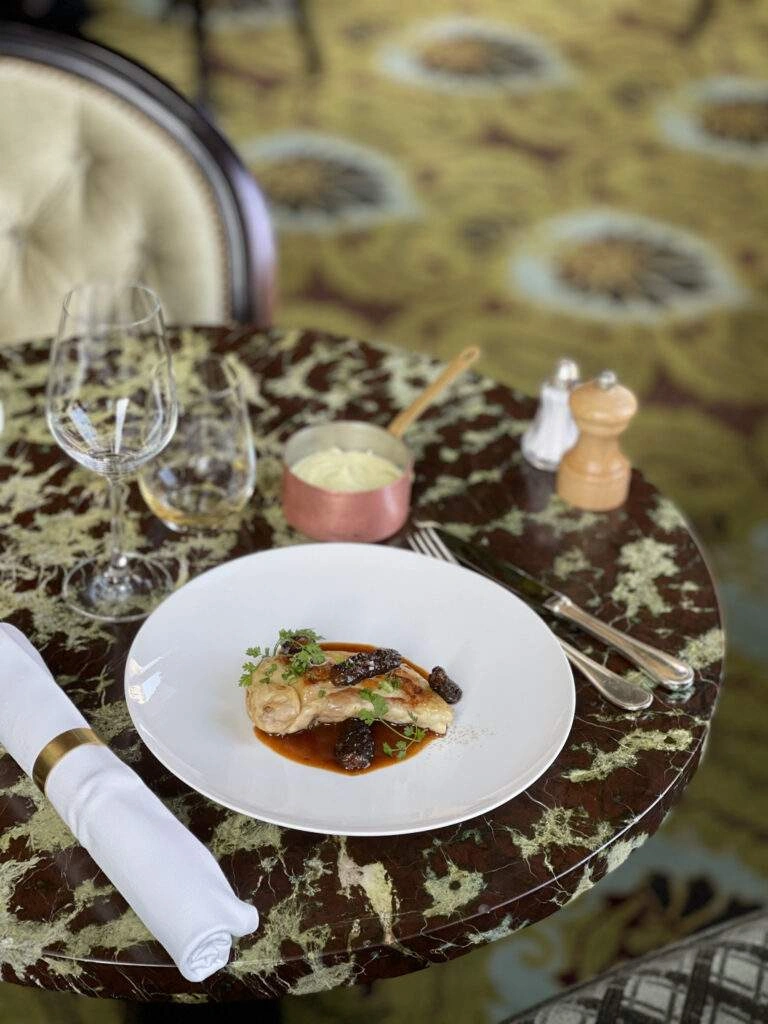 Poulet fermier, morilles et purée de pommes de terre