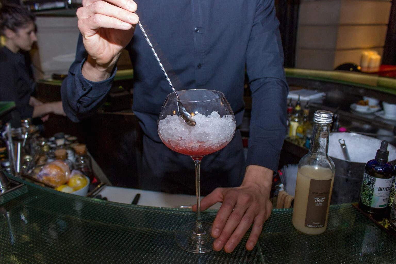 La préparation du Blush Me Up, un cocktail sans alcool du LolaBar