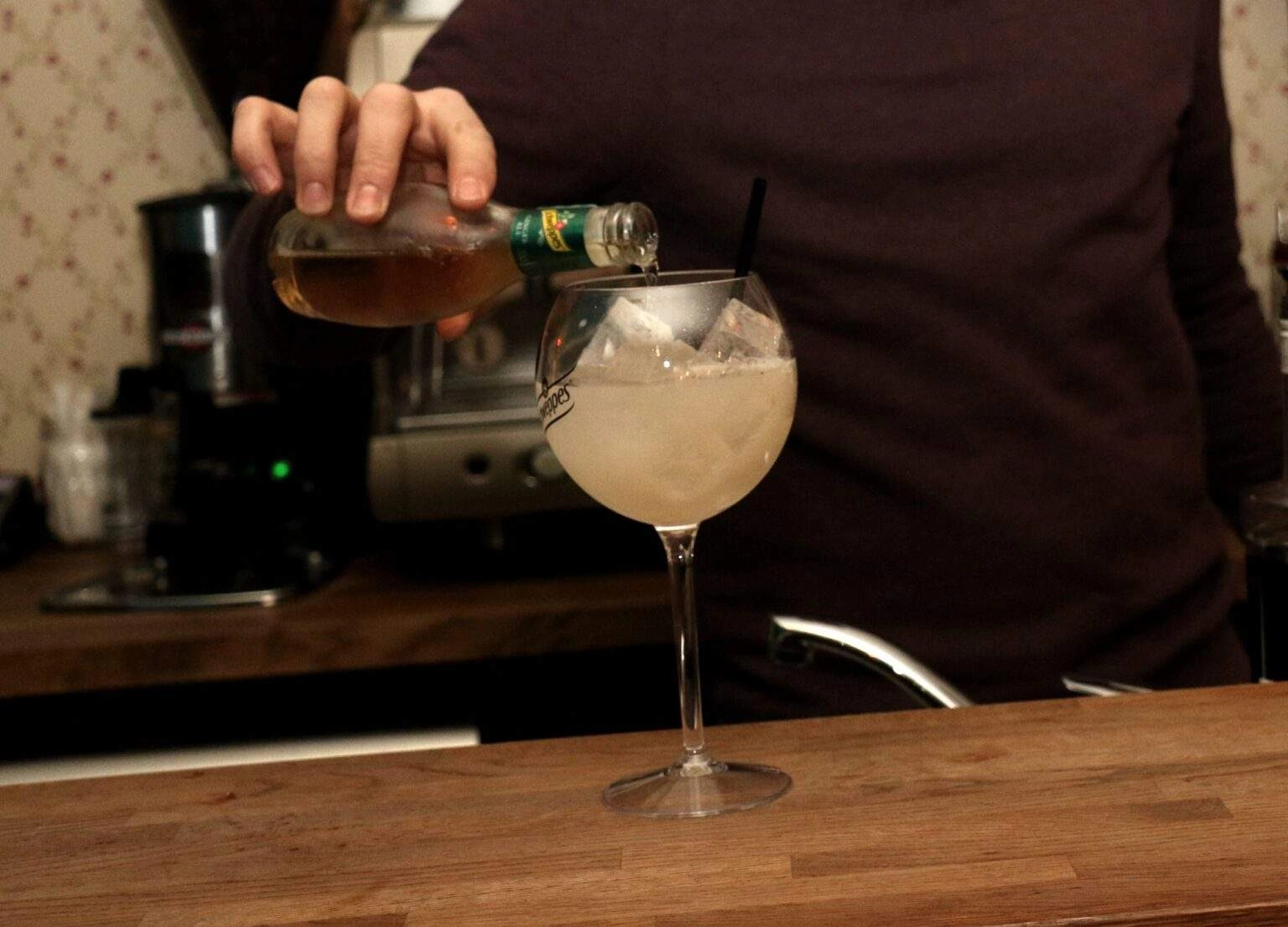 La préparation du cocktail Villa Wasa.