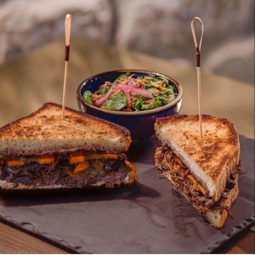 Le Bourguignon (pain brioché, boeuf bourguignon, champignons, carottes)