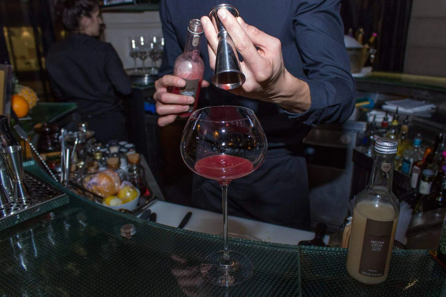 La préparation du Blush Me Up, un cocktail sans alcool du LolaBar