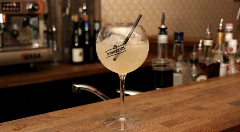 La préparation du cocktail Villa Wasa.