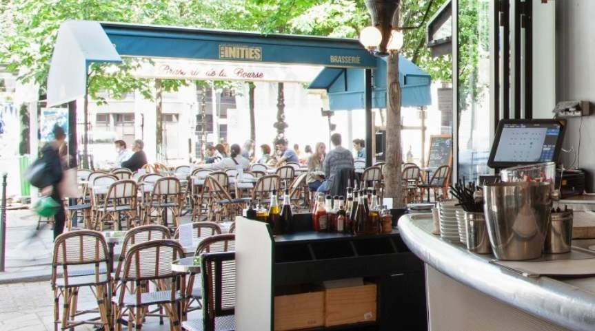 Au Café des Initiés, le soleil est toujours au rendez-vous.