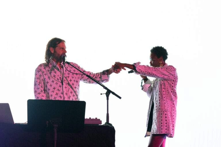 Claap! sur scène pendant leur concert.