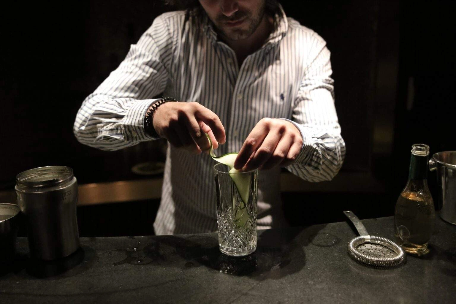 La préparation du cocktail The Garden Tulip du Germain Club Paradisio – Photo 10