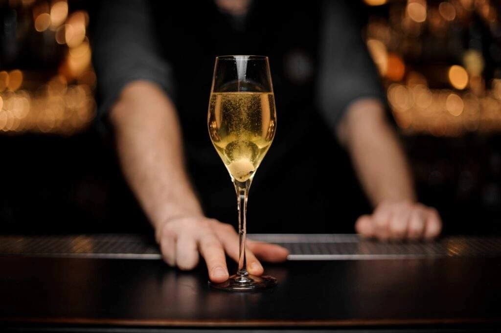 Voici la recette du cocktail de Noêl par excellence : la soupe de champagne !