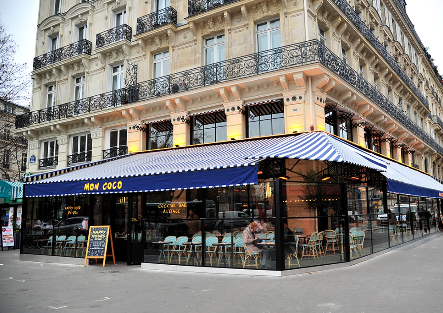 La devanture du Mon Coco – Place de la République