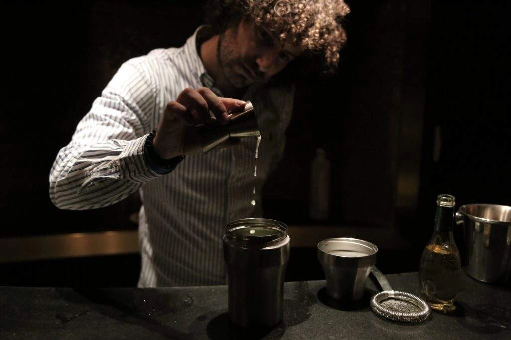 La préparation du cocktail The Garden Tulip du Germain Club Paradisio – Photo 8