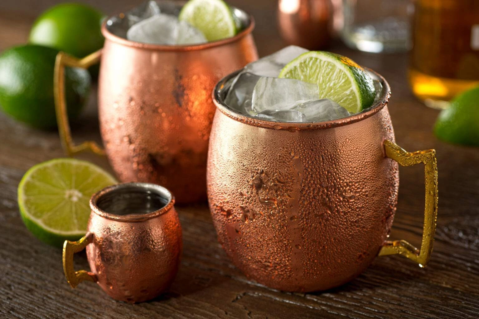 Cocktail Moscow Mule dans son récipient en cuivre