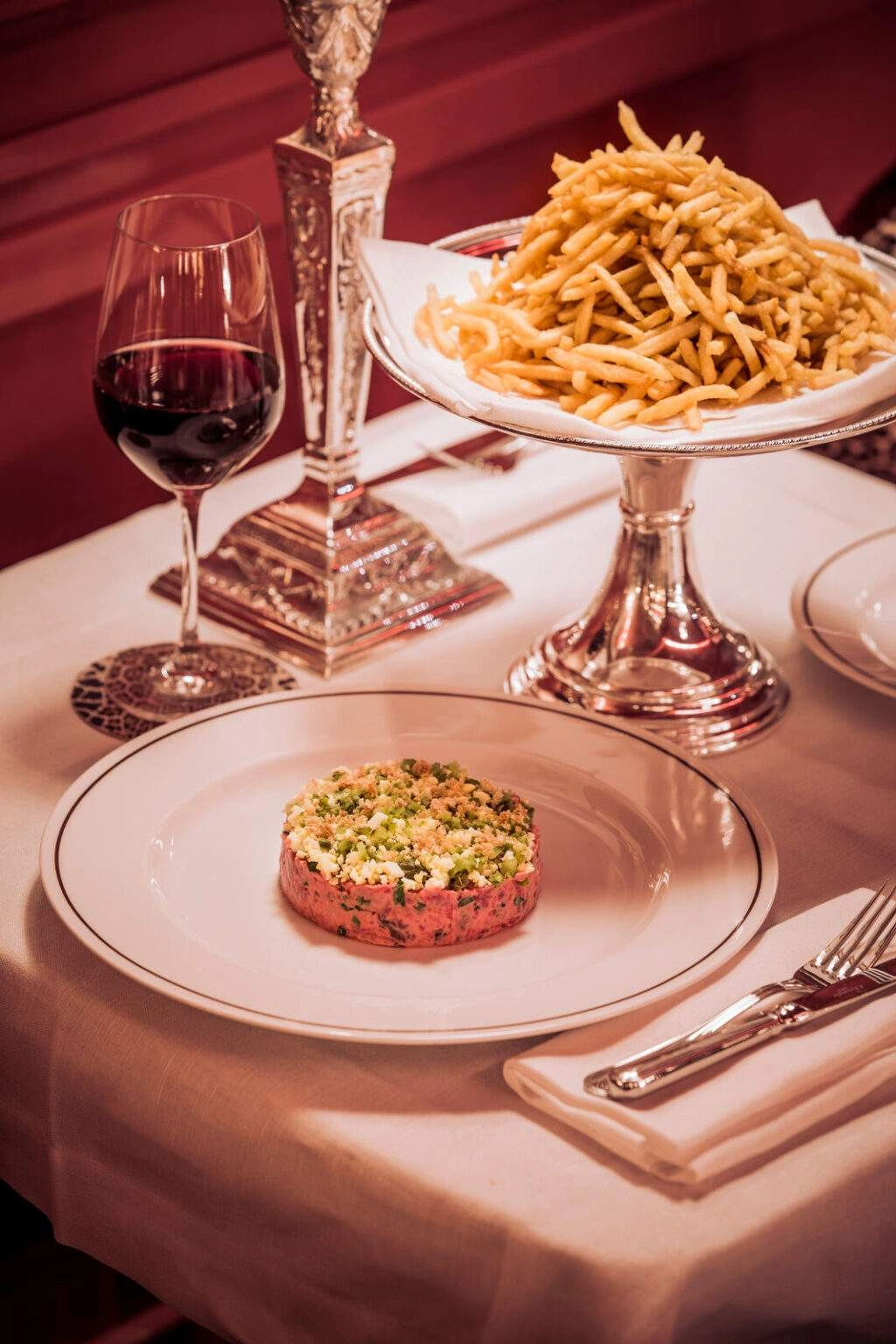 Tartare de boeuf avec ses frites allumettes