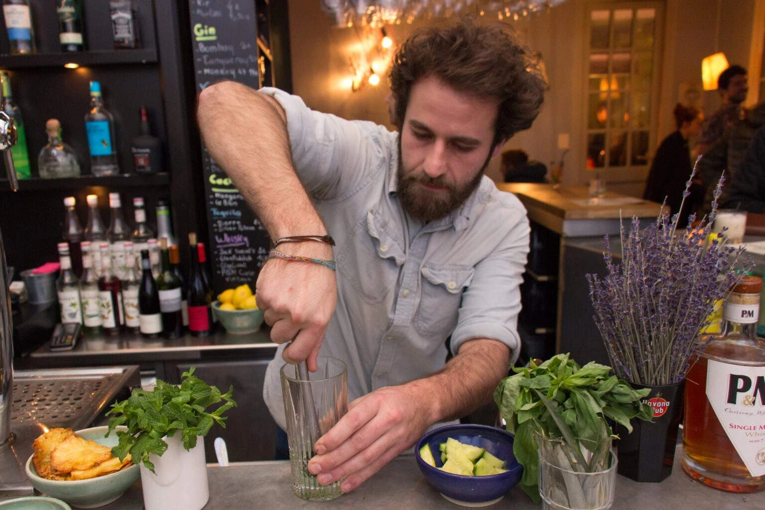 La préparation du cocktail Cucumber